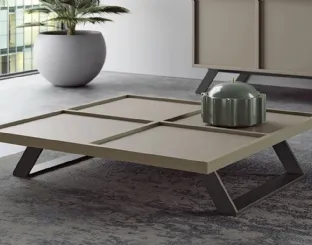 Tavolino in legno laccato con base in metallo Otis di Doimo Salotti
