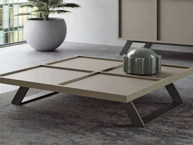 Tavolino in laccato opaco con base in metallo Otis di Doimo Salotti