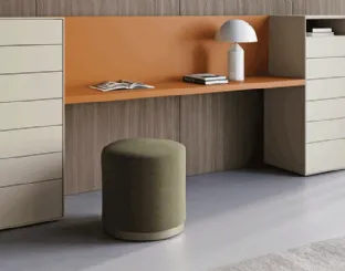 Pouf Besu in tessuto a base tonda in legno finitura ottone anticato di Dall'Agnese