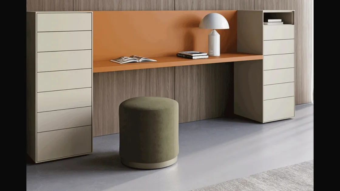 Pouf Besu in tessuto a base tonda in legno finitura ottone anticato di Dall'Agnese