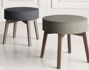 Pouf in tessuto con gambe in legno Rik di Doimo Salotti