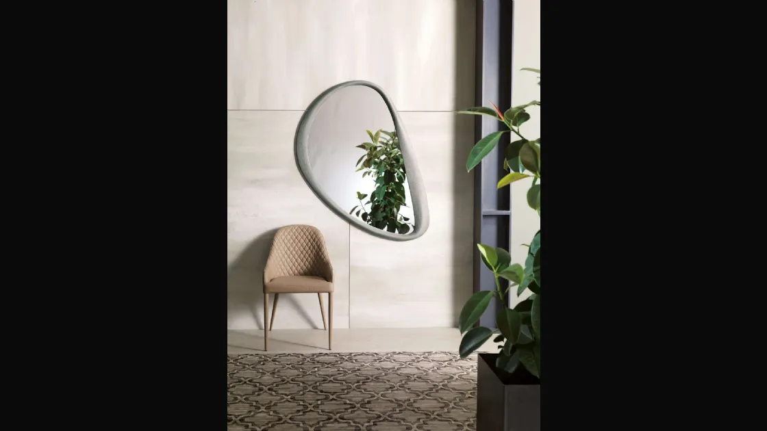 Specchio sagomato Soho con cornice in pelle di Ozzio