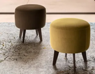 Pouf in tessuto con piedi in legno Tiger di Doimo Salotti