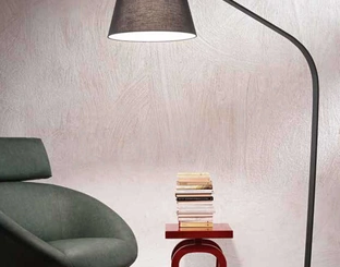 Lampada da terra Liana con struttura in metallo e paralume in PVC rivestito in tessuto di Ondaluce