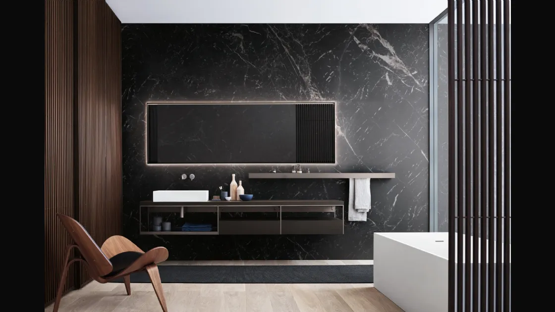 Mobile da Bagno con top in rovere nero, elemento a giorno con struttura in alluminio laccato quarzo e ripiano in vetro fumè Fjord Fjord 24 01 di Milldue