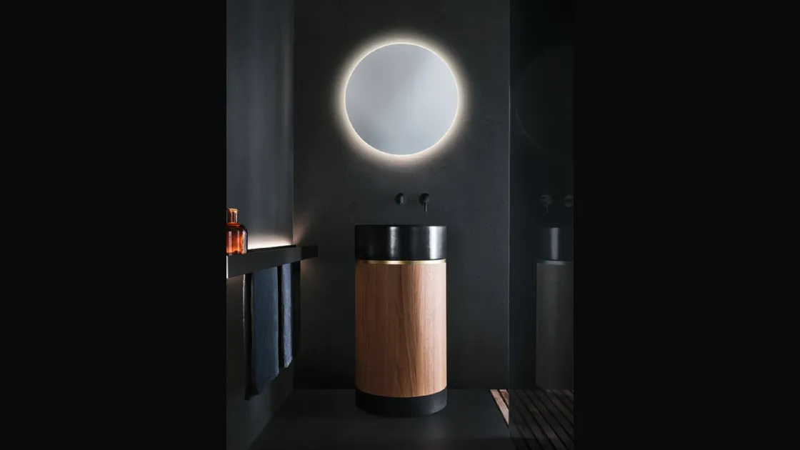 Lavabo Verticale con lavabo in ceramica nera opaca, fascia in oro satinato, parte centrale in noce canaletto e zoccolo in Rovere nero Roma 24 06 di Milldue