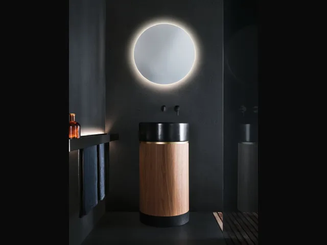 Lavabo Verticale con lavabo in ceramica nera opaca, fascia in oro satinato, parte centrale in noce canaletto e zoccolo in Rovere nero Roma 24 06 di Milldue