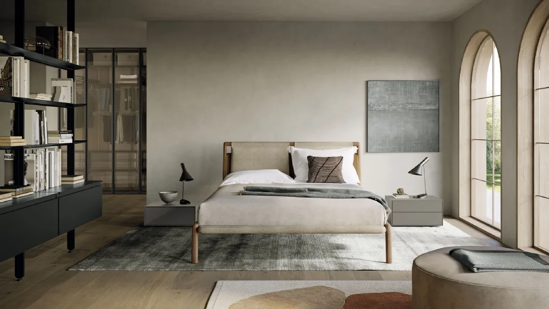 Letto in legno dove i due cuscini in memory foam della testiera si sovrappongono alla struttura in legno, unita da una fascia orizzontale in cuoio Tepu di Dall'Agnese