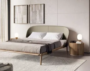 Letto in legno con testiera avvolgente in cuoio dalla morbida forma a guscio Tamago di Dall'Agnese