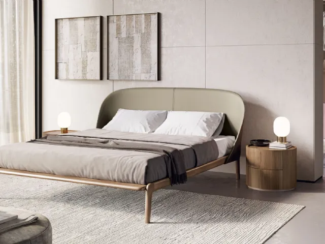 Letto in legno con testiera avvolgente in cuoio dalla morbida forma a guscio Tamago di Dall'Agnese