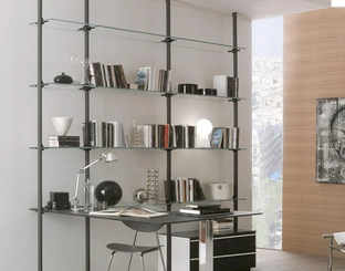 Libreria Liverpool con montanti in metallo e ripiani e scrivania in vetro di Ponti Terenghi