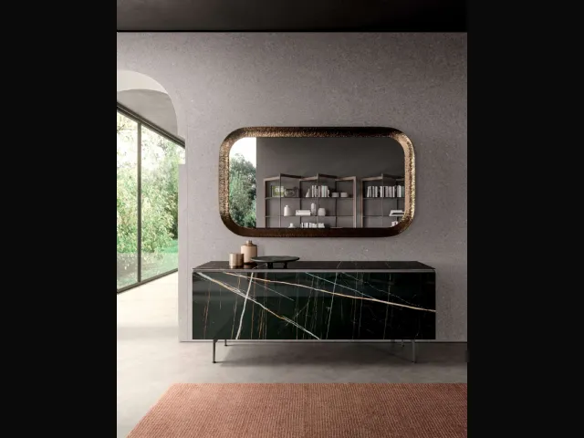 Madia moderna in marble glass Sahara Noir lucido con piedini in metallo Plana di Ozzio