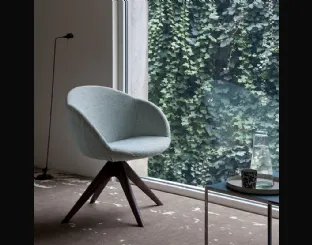 Poltroncina Bea in tessuto con base a raggera in legno di Dall'Agnese