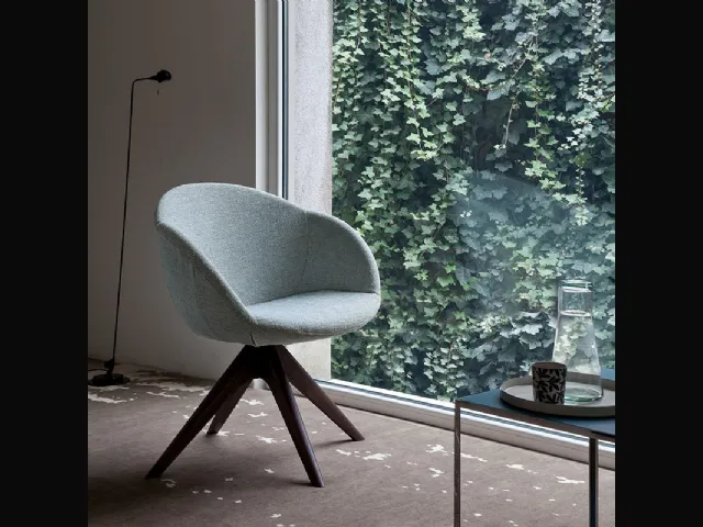 Poltroncina Bea in tessuto con base a raggera in legno di Dall'Agnese