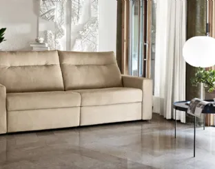 Divano lineare in tessuto Palace di Doimo Salotti