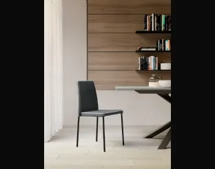 Sedia Aurora imbottita e rivestita in ecopelle con struttura in metallo di Arredo3