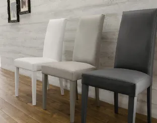 Sedia Carmen con seduta imbottita e rivestita in ecopelle e struttura in legno laccato di Arredo3