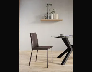 Sedia Giulia con struttura in metallo completamente rivestita in ecopelle di Arredo3
