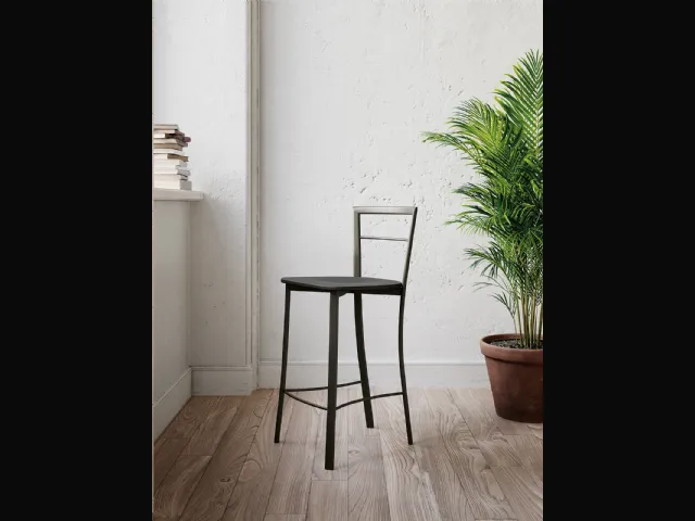 Sgabello Nicole  con struttura tubolare in metallo e seduta in multistrato laccato opaco di Arredo3