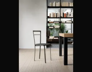 Sedia Nicole con struttura realizzata in tubolare metallico e seduta in multistrato laccato opaco di Arredo3