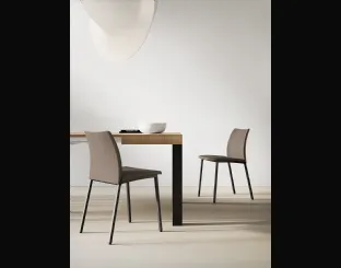 Sedia Zara Up on struttura in metallo verniciato e seduta imbottita rivestita in ecopelle di Arredo3