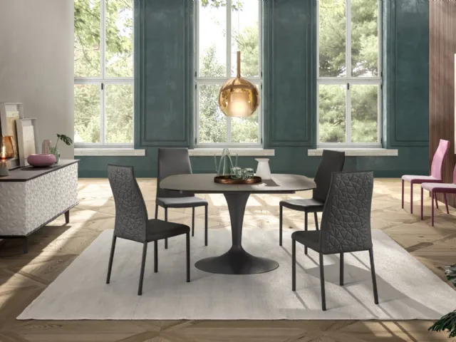 Sedia rivestita in pelle con motivo geometrico posto sul retro dello schienale Blitz Plus di Ozzio