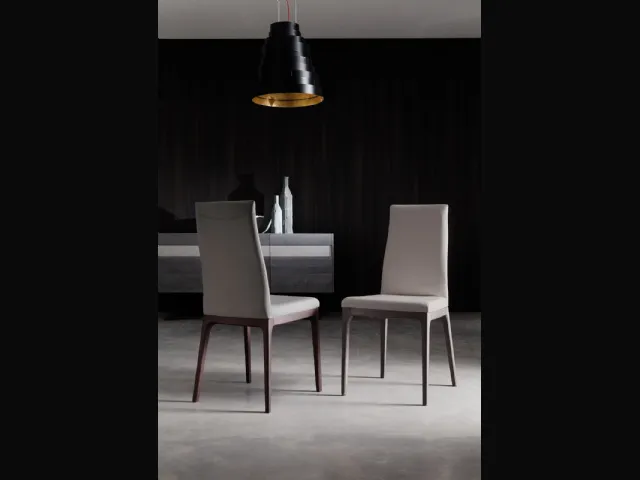 Sedia in pelle con base in faggio tinto Blues di Ozzio