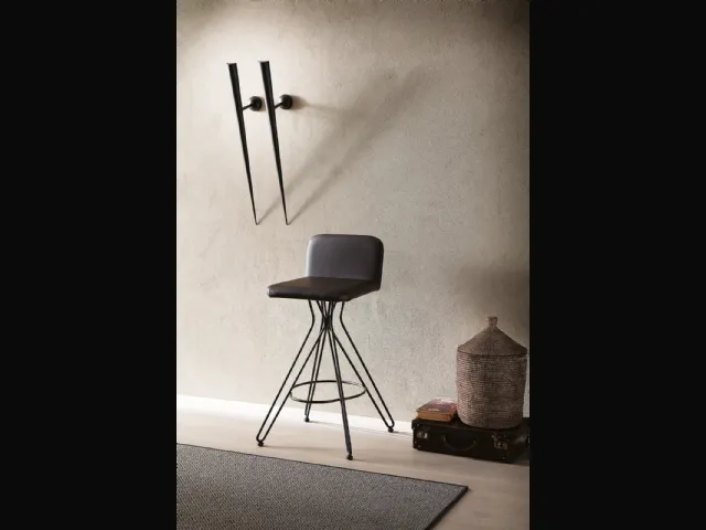 Sgabello fisso con basamento in filo metallico e seduta rivestita in pelle Caleb di Ozzio