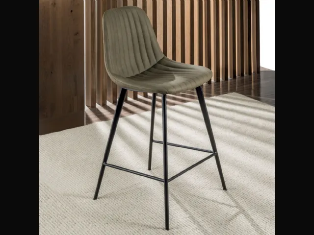 Sgabello Cinquecento Stool 4 gambe 65 rivestito in eco Nabuk imbotttito e trapuntato con struttura in metallo verniciato nero di La Seggiola