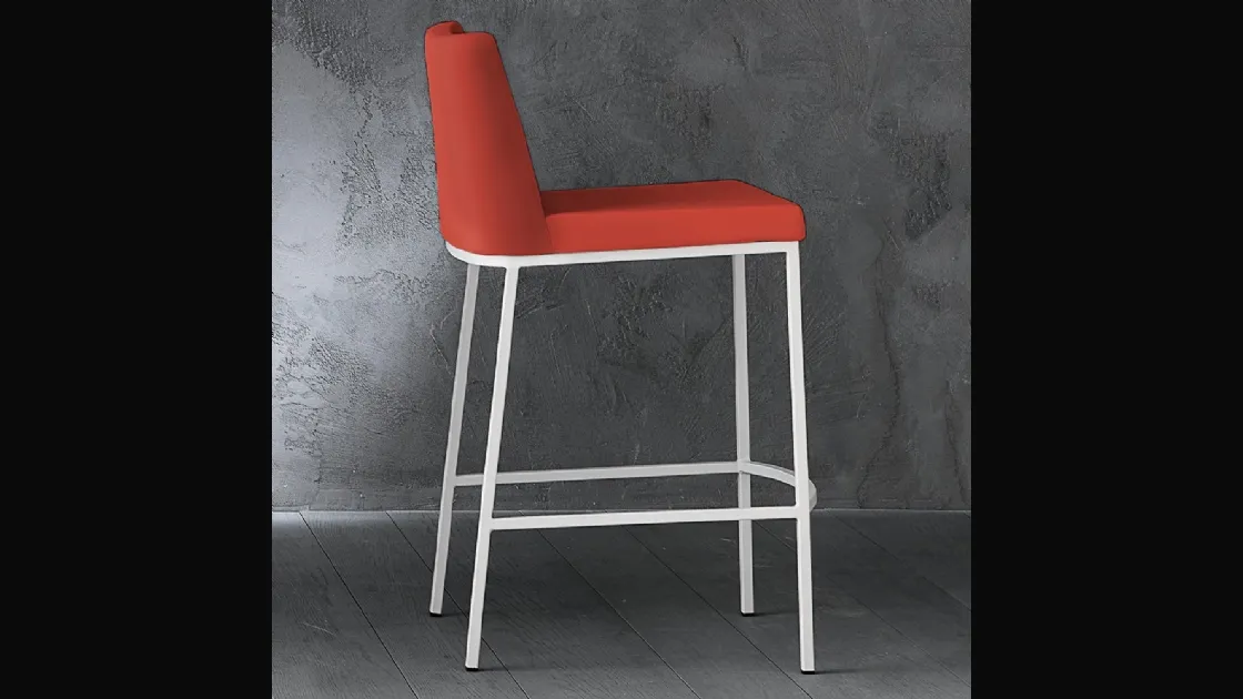Sgabello Erik 65 in ecopelle con struttura in metallo cromato di La Seggiola