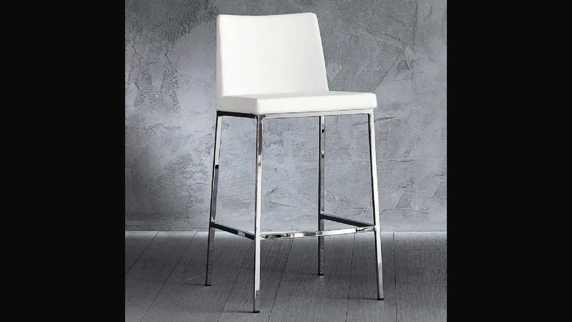 Sgabello Erik 65 in ecopelle con struttura in metallo cromato di La Seggiola