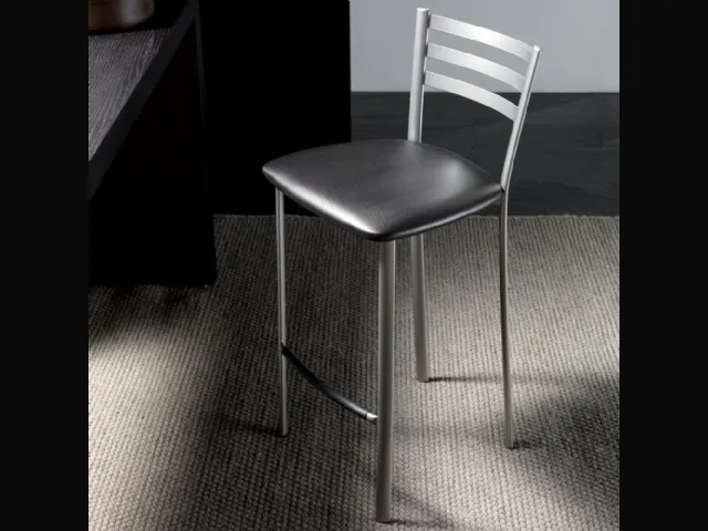 Sgabello Jody Stool 65 in metallo satinato con seduta in ecopelle di La Seggiola