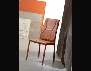 Sedia in pelle con doppio rivestimento e risvolto fissato sul retro dello schienale Luxy di Ozzio