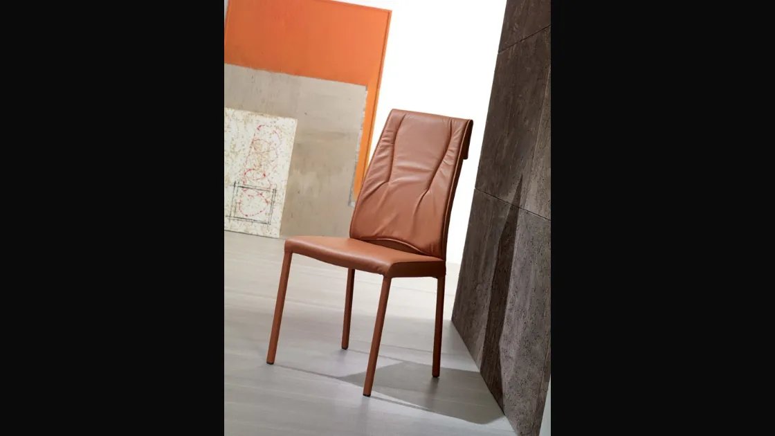 Sedia in pelle con doppio rivestimento e risvolto fissato sul retro dello schienale Luxy di Ozzio