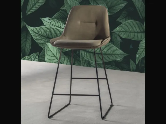 Sgabello Norway Stool slitta in eco Nabuk con struttura in metallo verniciato nero di La Seggiola