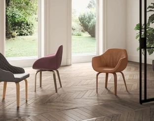 Sedia Atena in pelle con gambe in legno di Ozzio