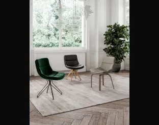 Sedia Sally in pelle imbottita e trapuntata con base in legno di Ozzio