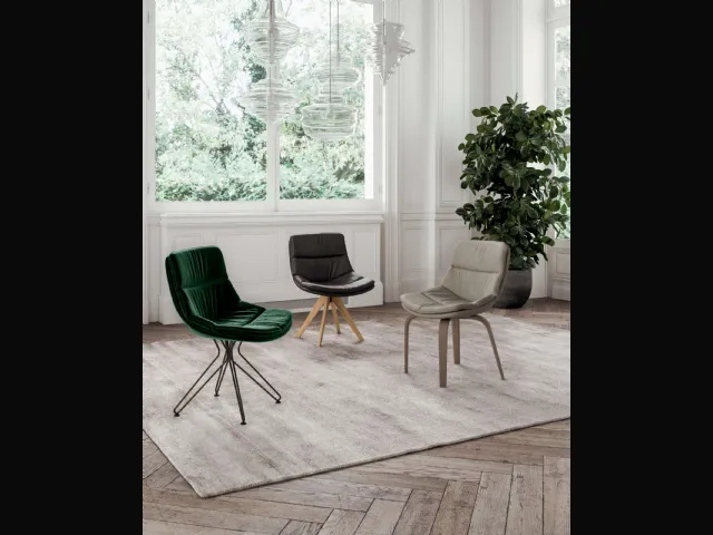 Sedia Sally in pelle imbottita e trapuntata con base in legno di Ozzio