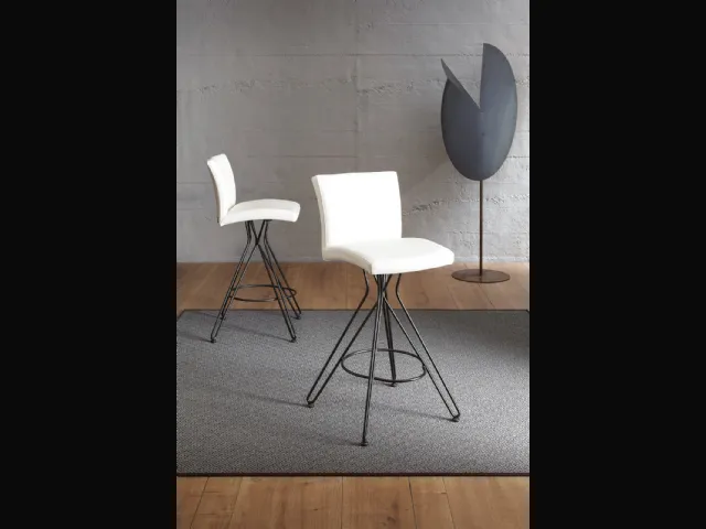 Sgabello fisso con basamento in filo metallico e seduta rivestita in ecopelle Elite di Ozzio
