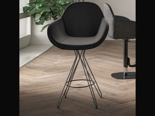 Sgabello fisso con basamento in filo metallico e seduta rivestita in ecopelle Hugo di Ozzio