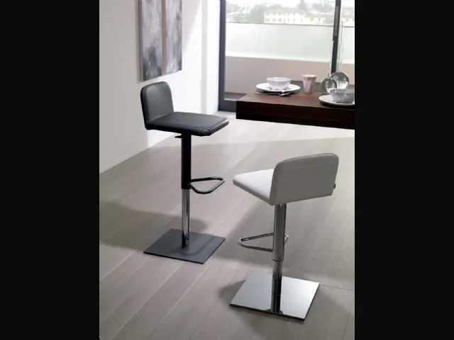 Sgabello con alzata a gas, basamento in metallo e seduta rivestita in pelle Lunette di Ozzio