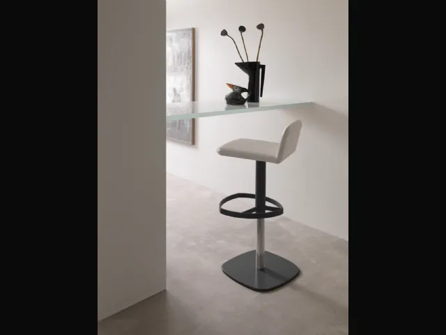 Sgabello con alzata a gas, basamento in metallo e seduta rivestita in pelle Simple di Ozzio