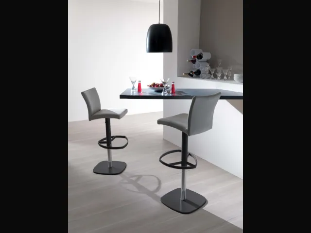 Sgabello con seduta rivestita in pelle e basamento in metallo Slang di Ozzio
