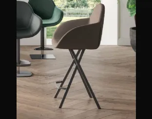 Sgabello fisso con base in metallo e seduta rivestita in ecopelle Yago di Ozzio