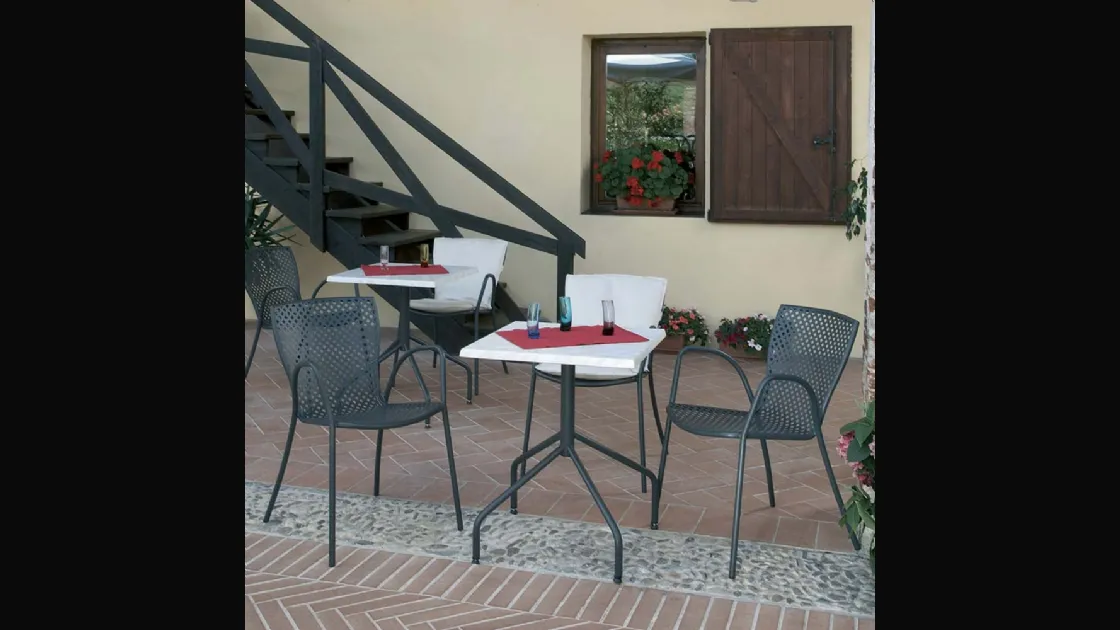 Sedia Sommer in acciaio zincato e verniciato con braccioli di La Seggiola
