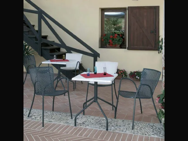 Sedia Sommer in acciaio zincato e verniciato con braccioli di La Seggiola