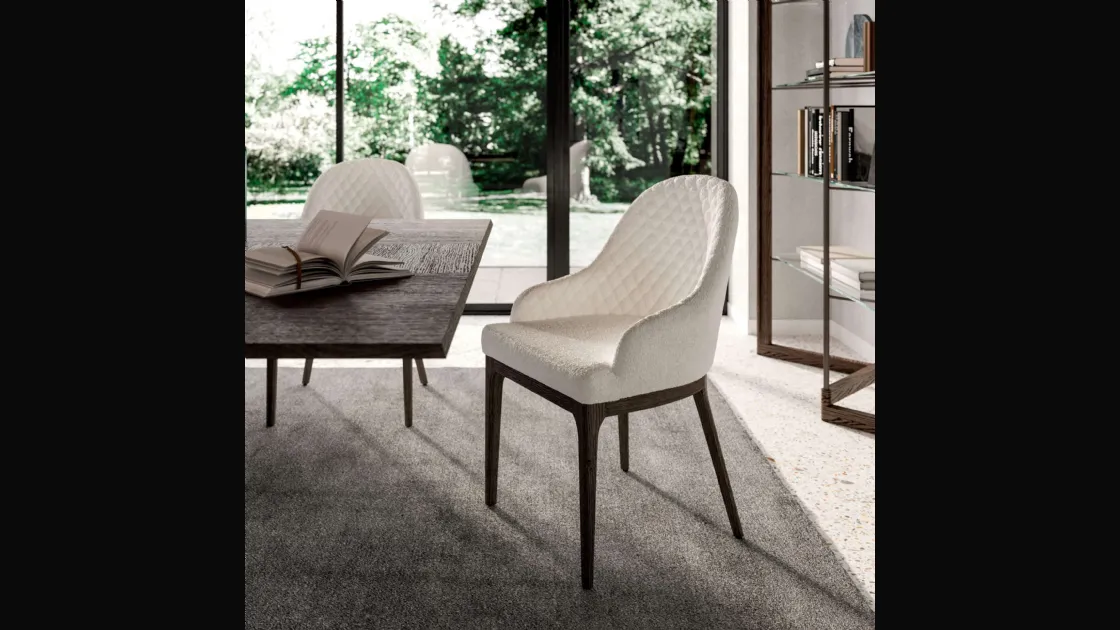 Sedia con braccioli Thelma di Ozzio