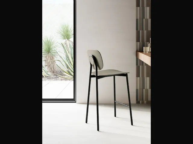 Sedia Velvet con struttura in metallo verniciato e seduta imbottita e rivestita in velluto antimacchia di Arredo3
