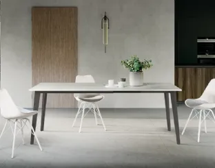 Tavolo allungabile Maya con top in laminato e gambe in metallo verniciato di Arredo3