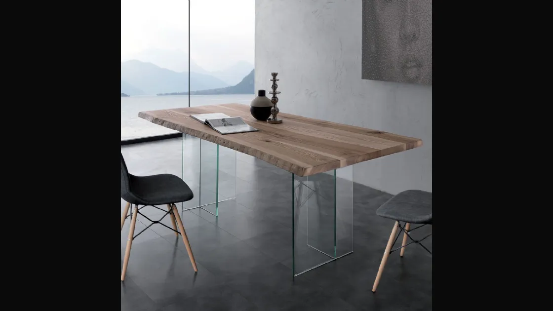 Tavolo Bio-Glass in Frassino olivato massello spazzolato tinto naturale con bordo corteccia con gambe in vetro di La Seggiola